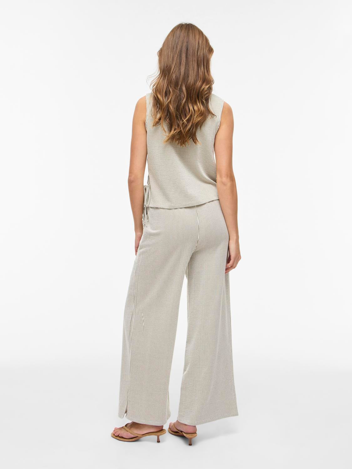 model_shot-back